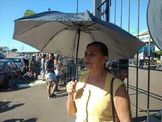 Delma Cardoso levou uma sombrinha para se proteger do sol (Foto: Izabela Cavalcanti)