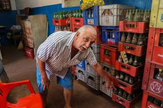 José mostra a coleção de garrafas antigas que já tentaram comprar, mas ele não vende. (Foto: Paulo Francis)