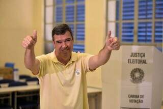 Ainda candidato, Eduardo Riedel votando no primeiro turno. (Foto: Paulo Francis)