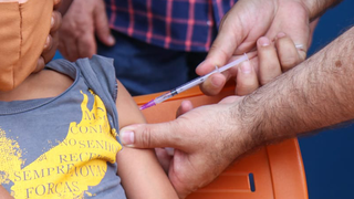 Criança recebendo imunizante (Henrique Kawaminami)