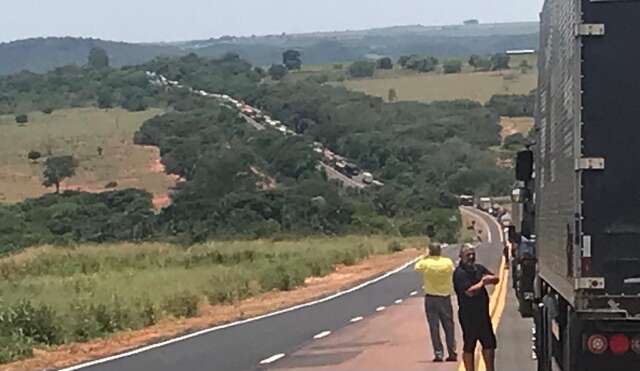 Acidente entre carretas provoca congestionamento de 10 km na BR-163