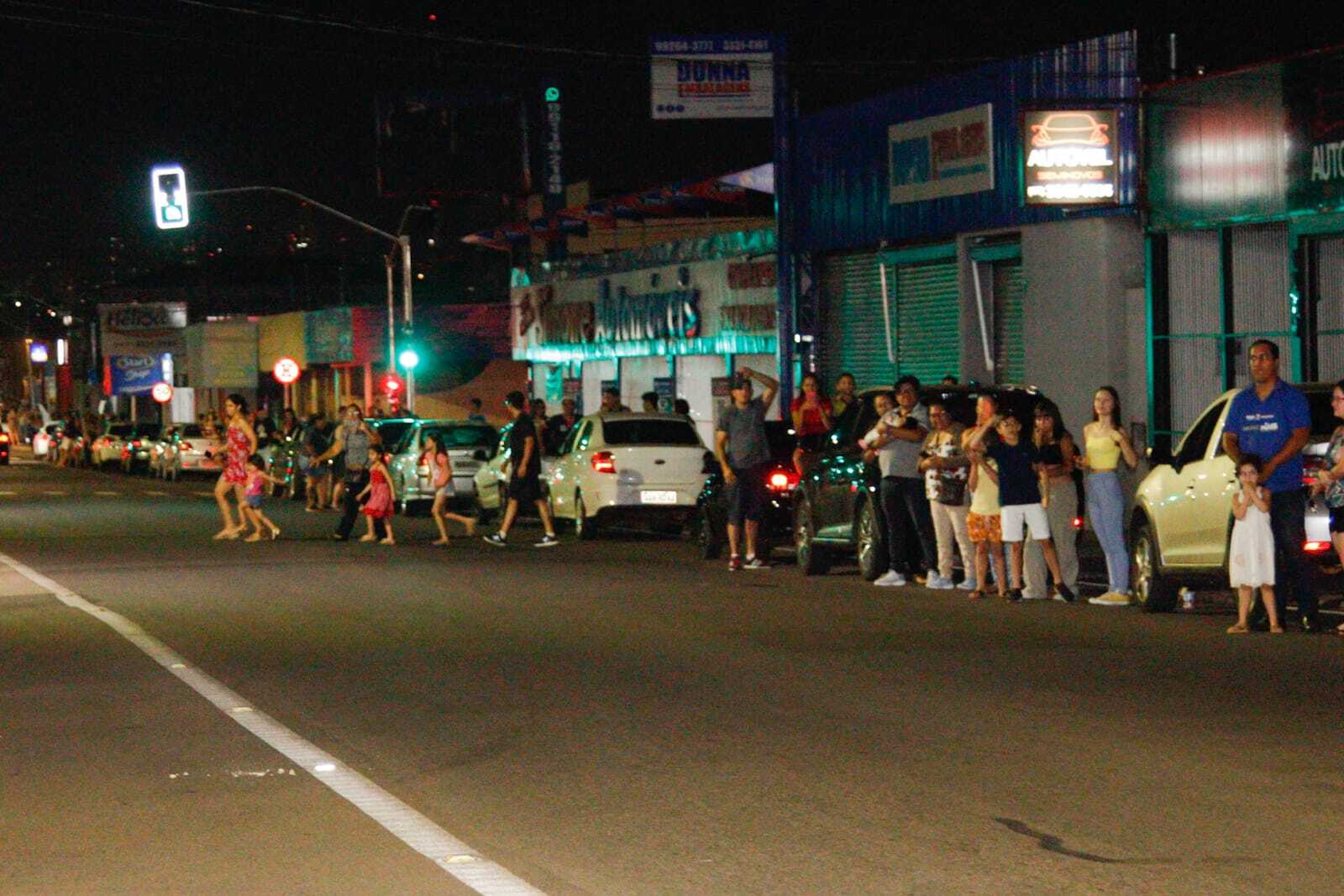 Moradores lotam as ruas da cidade para ver de perto a Caravana de Natal -  Diversão - Campo Grande News