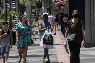 Consumidores fazendo compras, no Centro de Campo Grande (Foto: Marcos Maluf)