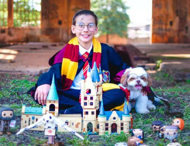 Pedro e o cachorrinho viram Harry Potter em ensaio pela cidade