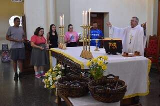 Pela primeira vez, estudantes foram convidados a subir no altar para receber a bênção. (Foto: Perpétuo Socorro/Divulgação)