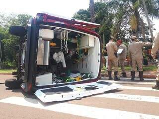 Ambul&acirc;ncia do Corpo de Bombeiros tomba ap&oacute;s ser atingida por carro