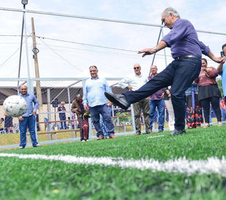 Governador Reinaldo Azambuja chutando bola em entrega de uma das arenas esportivas distribuídas nos municípios do Estado. (Foto: Instagram)