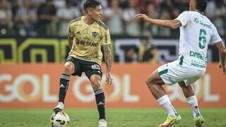 Zaracho e Igor Cariús disputam bola em jogo no Mineirão (Foto: Pedro Souza/Atlético-MG)