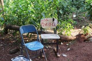Até as cadeiras recebem os &#34;avisos&#34; colhidos na Bíblia. (Foto: Paulo Francis)