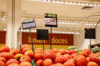 Tomate teve alta de 25,6% no grupo alimentação e bebidas (Foto: Henrique Kawaminami)