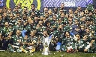Foto dos jogadores do Palmeiras com a taça do Brasileirão. (Foto: Lucas Figueiredo/CBF)