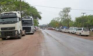Com fronteira fechada, veículos ficam parados no acostamento (Foto: Anderson Gallo/Diário Corumbaense)