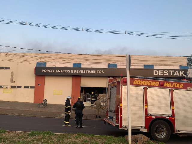 Armados com fuzil, homens atiram e ateiam fogo em loja de pisos