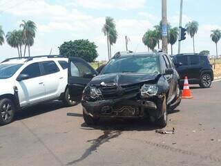 Veículo Renault Duster ficou com a frente danificada após atingir ambulância. (Foto: Cleber Gellio)