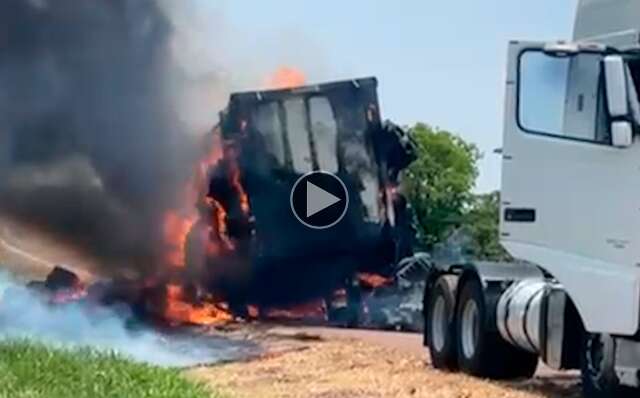  Carreta carregada com algod&atilde;o pega fogo &agrave;s margens da BR-262