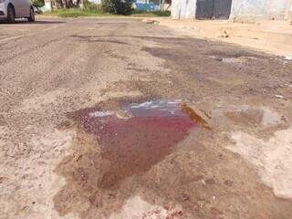 Sangue de Gabriel ficou no asfalto mesmo depois de alguém tentar lavar a rua (Foto: Marcos Maluf)