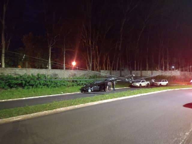 Motorista perde controle e derruba poste na rotat&oacute;ria do Damha