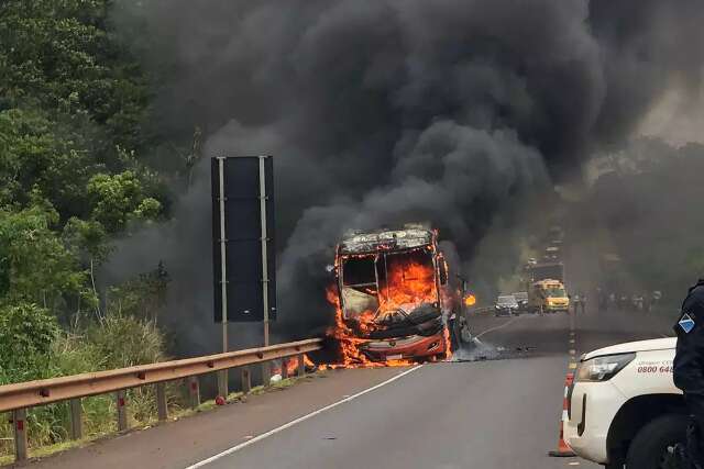 &Ocirc;nibus que seguia para Campo Grande com 17 passageiros pega fogo na BR-163