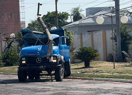 Motorista pula e caminh&atilde;o arranca poste de energia el&eacute;trica