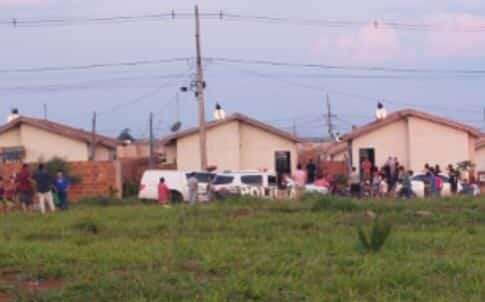 Homem &eacute; executado enquanto constru&iacute;a o muro de casa