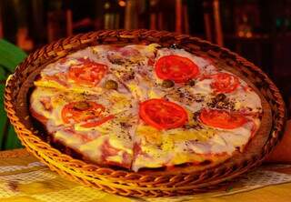 Em pizzaria, &ldquo;rod&iacute;zio&rdquo; gratuito de licor tem at&eacute; caranguejo na garrafa
