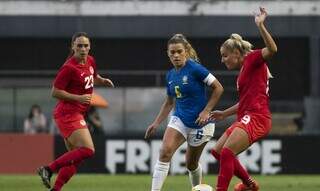 Brasil sofre nas jogadas pelo alto e perde amistoso para o Canad&aacute;
