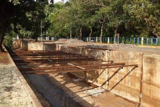 Trilhos de trem s&atilde;o usados para escorar pared&otilde;es que desabaram no C&oacute;rrego Prosa