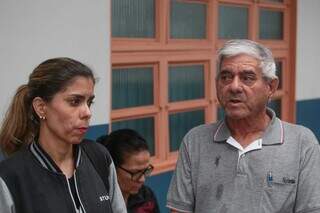 &quot;Ajuda bastante&quot;, diz idoso embaixo de chuva para atualizar Cad&Uacute;nico