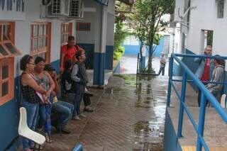 &quot;Ajuda bastante&quot;, diz idoso embaixo de chuva para atualizar Cad&Uacute;nico