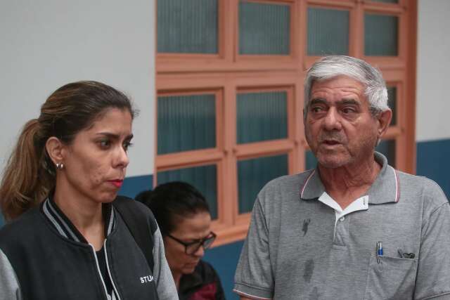 &quot;Ajuda bastante&quot;, diz idoso embaixo de chuva para atualizar Cad&Uacute;nico