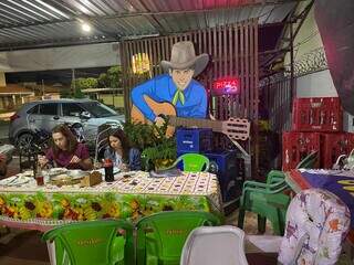 Em pizzaria, &ldquo;rod&iacute;zio&rdquo; gratuito de licor tem at&eacute; caranguejo na garrafa