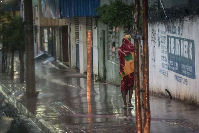 Com alerta de tempestade, sexta-feira é de chuva em MS