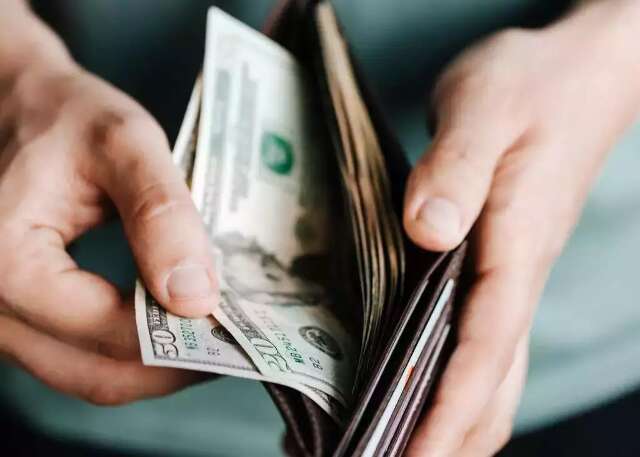 D&oacute;lar cai para R$ 5,33, mas tem maior alta semanal desde maio de 2020