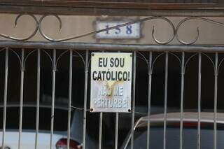 Placa está no portão há 8 anos, diz o morador, que é policial aposentado. (Foto: Marcos Maluf)