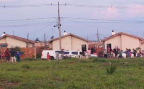 Homem &eacute; executado enquanto constru&iacute;a o muro de casa
