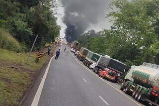 &Ocirc;nibus que seguia para Campo Grande com 17 passageiros pega fogo na BR-163