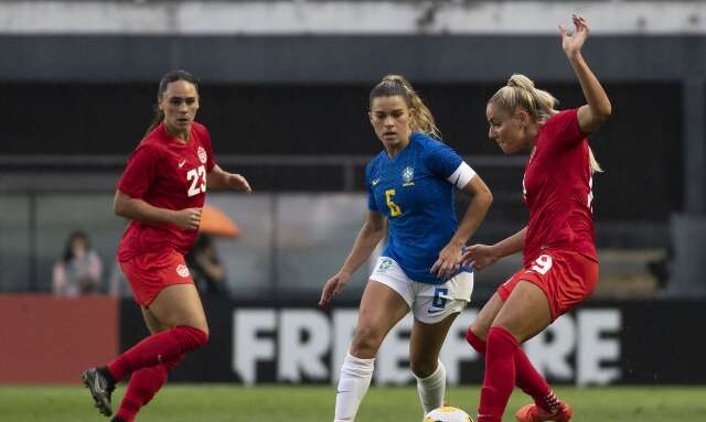 Brasil sofre nas jogadas pelo alto e perde amistoso para o Canad&aacute;