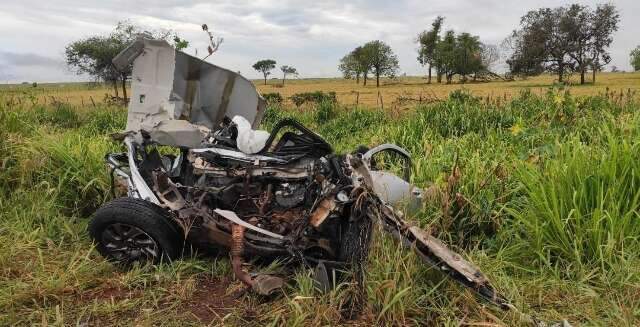 Mulher invade pista e morre ao bater de frente com caminh&atilde;o na BR-267 
