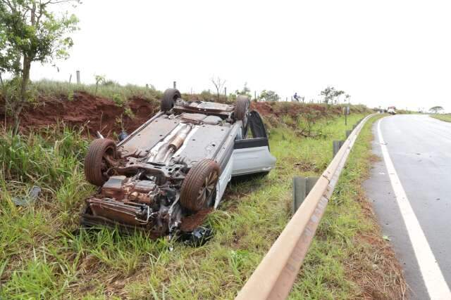 Carro &eacute; encontrado capotado &agrave;s margens da MS-040