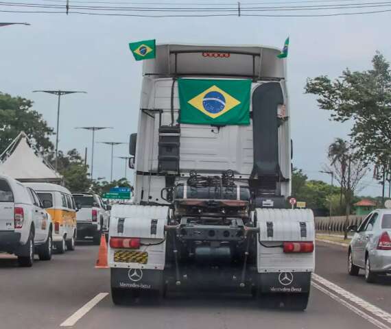 Para evitar multas, manifestantes escondem placas de caminh&otilde;es