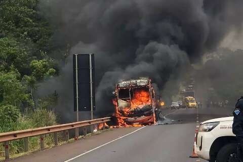 &Ocirc;nibus que seguia para Campo Grande com 17 passageiros pega fogo na BR-163