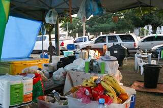 Organização dos alimentos e da cozinha improvisada de uma das tendas. (Foto: Paulo Francis)