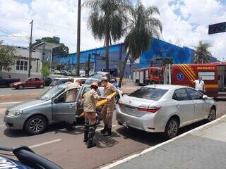 Motorista fura sinal, bate em carro e acidente causa lentid&atilde;o na Av. Mato Grosso