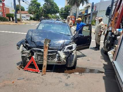 Motorista fura sinal, bate em carro e acidente causa lentid&atilde;o na Av. Mato Grosso