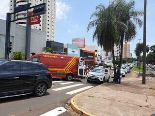 Motorista fura sinal, bate em carro e acidente causa lentid&atilde;o na Av. Mato Grosso