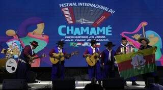 Várias apresentações marcaram a primeira noite do Festival Internacional do Chamamé. (Foto: Chico Ribeiro) 