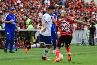 Jogadores disputando a bola. (Foto: Twitter)