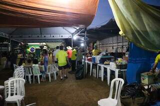 Organização de outra barraca que distribui refeições para manifestantes. (Foto: Paulo Francis)