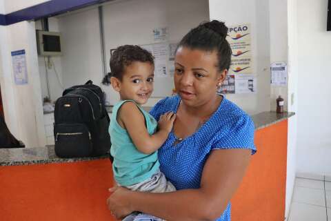 Em dia tranquilo de vacinação, Janaína celebra dose para o filho asmático 