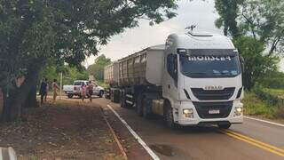 A 50 metros de casa, ciclista cai de bicicleta e morre atropelada por carreta 